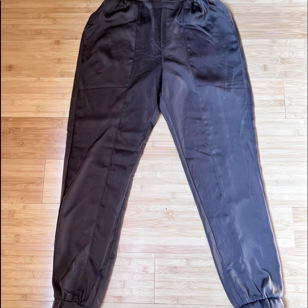 ❌SOLD❌ Brown Silk Jogger Pants $30

Size Small
